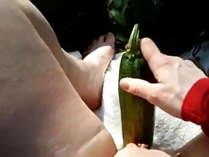 Gordita madura se masturba con pepino gigante | xHamster