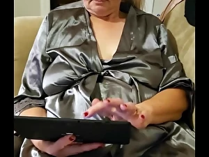 Sexy Grannie MommaVee Masturbates!
