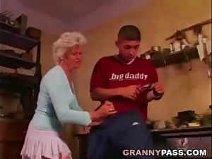 Grannie Toute seule Wants Ass-fuck