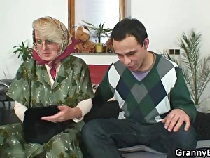 Elderly maw satiates a foreigner